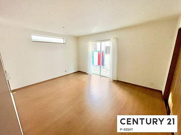 大きな窓から日光が差し込む明るいリビングです！