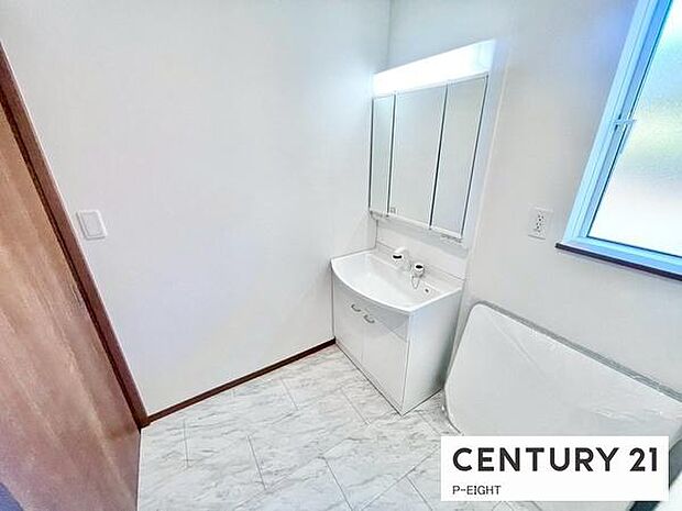 明るい洗面台で身支度ができます！洗濯機を置くスペースもあります！