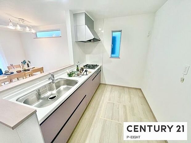 料理をしながらリビングを見渡せるつくりで、料理中も家族との会話がはずみます。