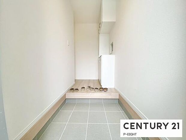 白を基調とした明るい玄関です!