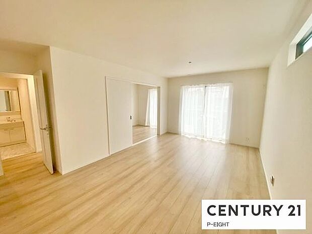 大きな窓から日光が差し込む明るいリビングです!