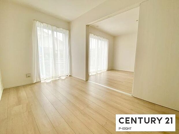 リビング横の明るい洋室です！