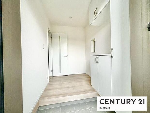 白を基調とした明るい玄関です！