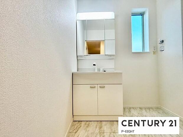 明るい洗面台で身支度ができます！洗濯機を置くスペースもあります！