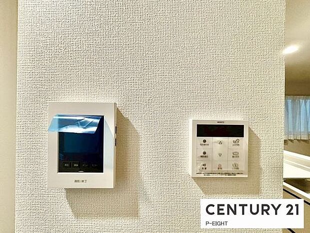 モニター付きインターホンで来客者の顔も見えて安心です！お湯はり、追い焚き用リモコンもあります！