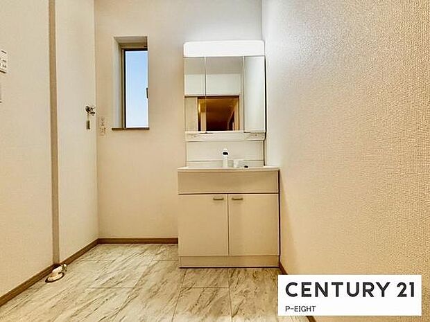 明るい洗面台で身支度ができます！洗濯機を置くスペースもあります！