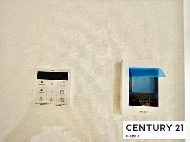 モニター付きインターホンで来客者の顔も見えて安心です！お湯はり、追い焚き用リモコンもあります！