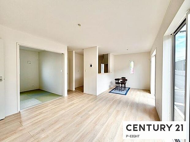 大きな窓から日光が差し込む明るいリビングです！