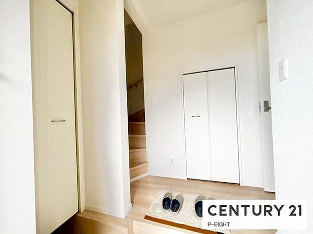 白を基調とした明るい玄関です！