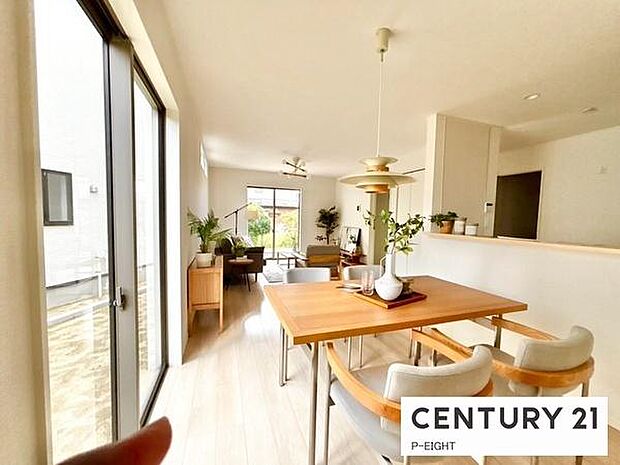 大きな窓から日光が差し込む明るいリビングです！