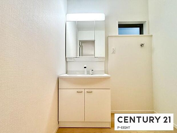 明るい洗面台で身支度ができます！洗濯機を置くスペースもあります！