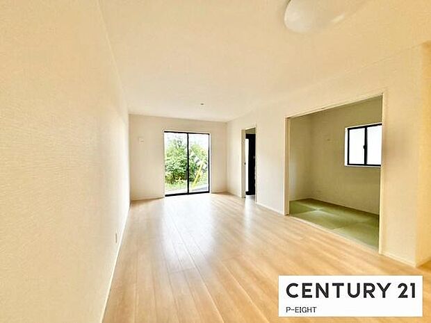 大きな窓から日光が差し込む明るいリビングです!