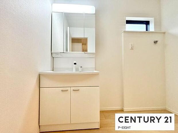 明るい洗面台で身支度ができます!洗濯機を置くスペースもあります!