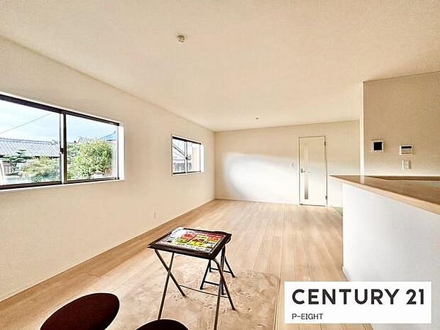 大きな窓から日光が差し込む明るいリビングです!