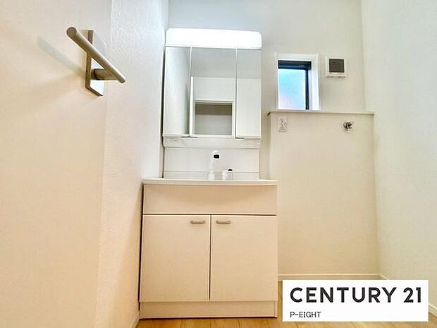 明るい洗面台で身支度ができます!洗濯機を置くスペースもあります!