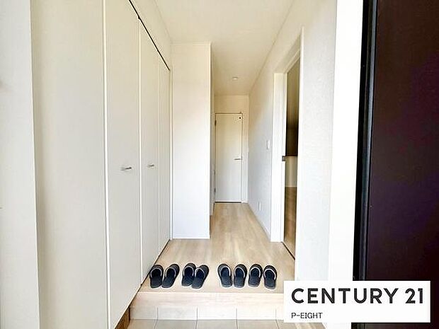 白を基調とした明るい玄関です!