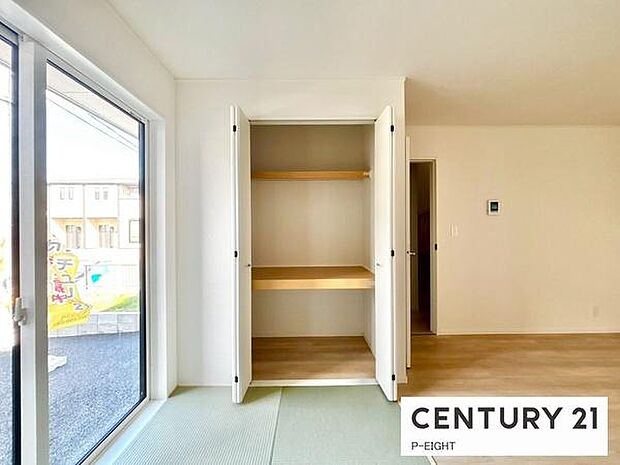 畳コーナーには収納に便利な押入れあり!