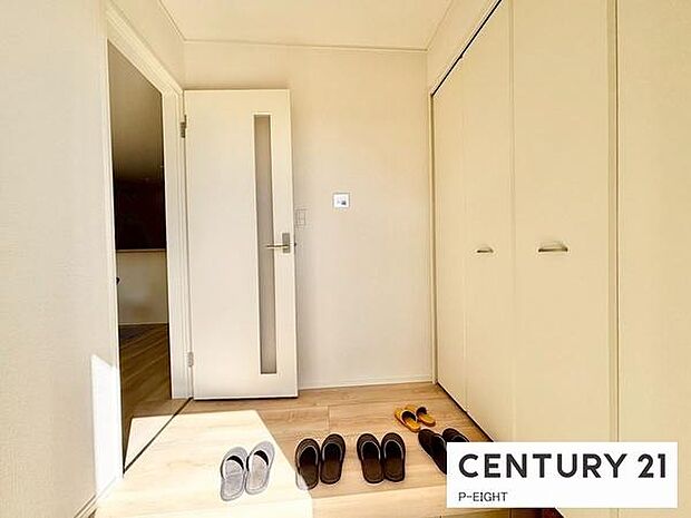 白を基調とした明るい玄関です!