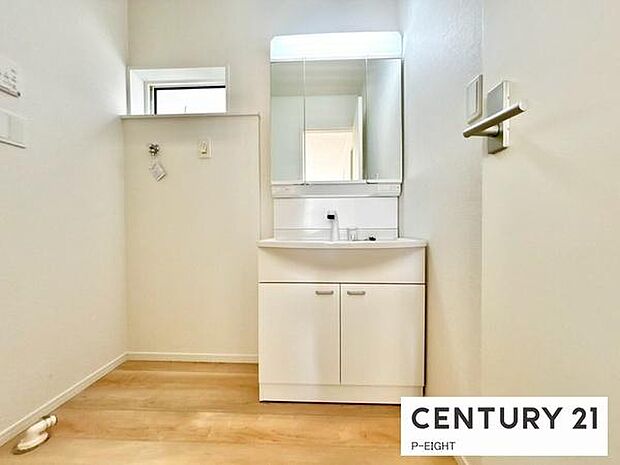 明るい洗面台で身支度ができます!洗濯機を置くスペースもあります!