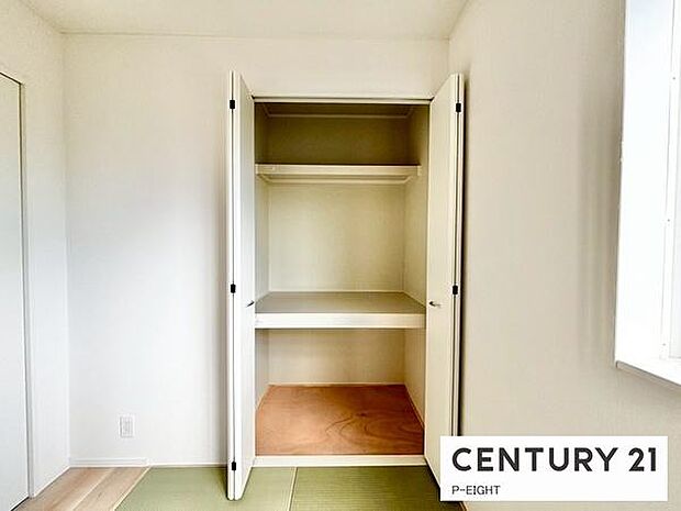 畳コーナーには収納に便利な押入れあり!