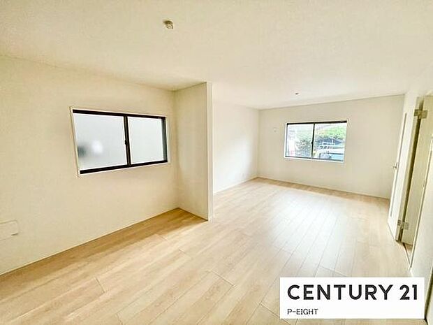 窓から日光が差し込む明るいリビングです！