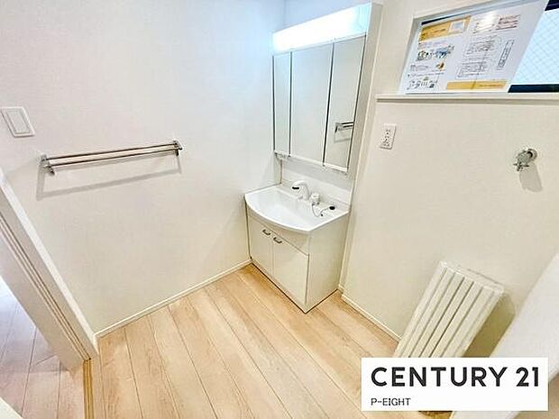 明るい洗面台で身支度ができます！洗濯機を置くスペースもあります！