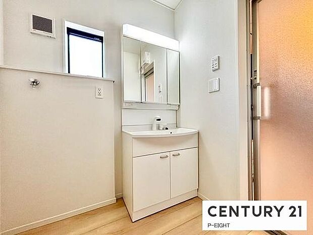 明るい洗面台で身支度ができます！洗濯機を置くスペースもあります！