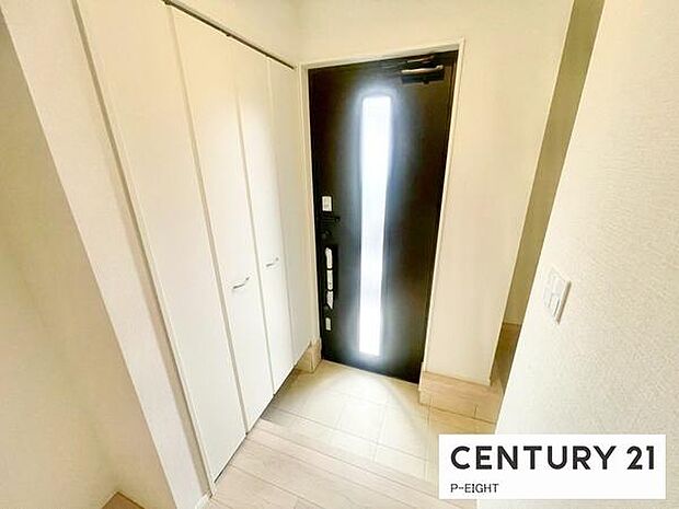 白を基調とした明るい玄関です!