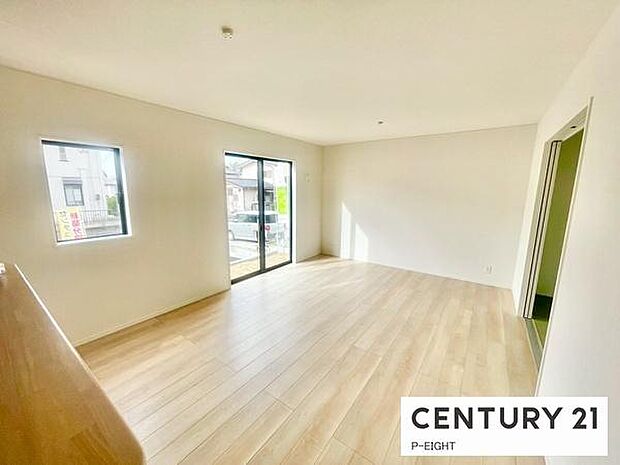 大きな窓のある明るいリビングです!