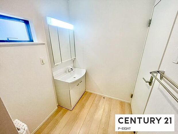 明るい洗面台で身支度ができます!洗濯機を置くスペースもあります!