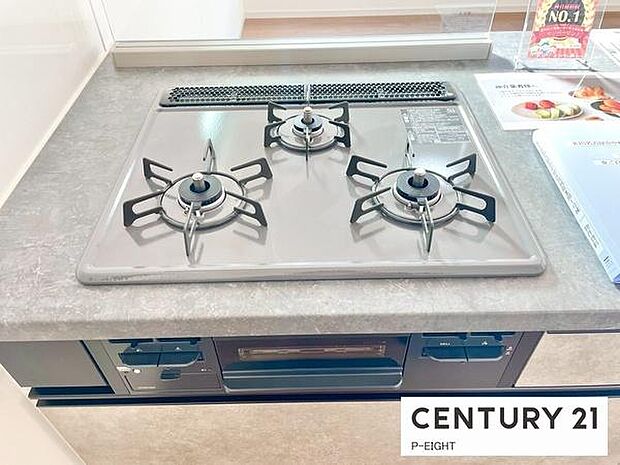 三口コンロで料理もはかどりますね！グリルもあります！