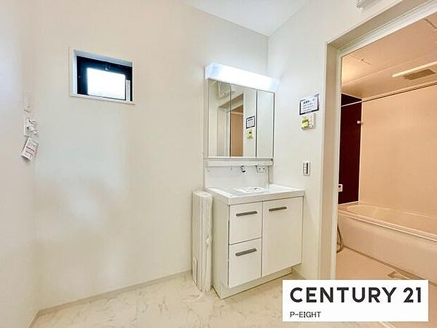 明るい洗面台で身支度ができます！洗濯機を置くスペースもあります！