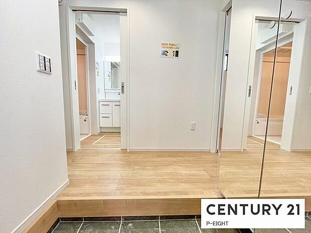 白を基調とした明るい玄関です!