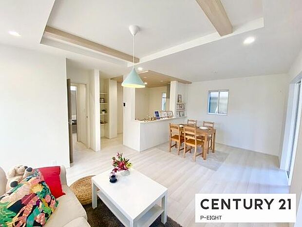 窓から日光が差し込む明るいリビングです！