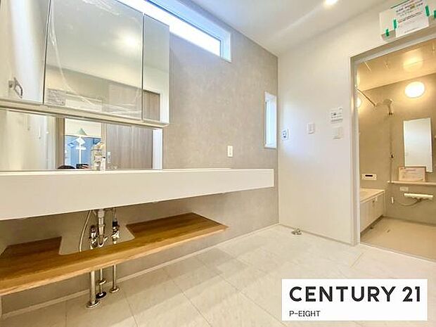 明るい洗面台で身支度ができます！洗濯機を置くスペースもあります！