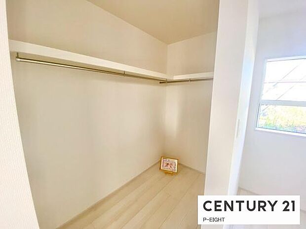 ウォークインクローゼットでたくさん収納できます！