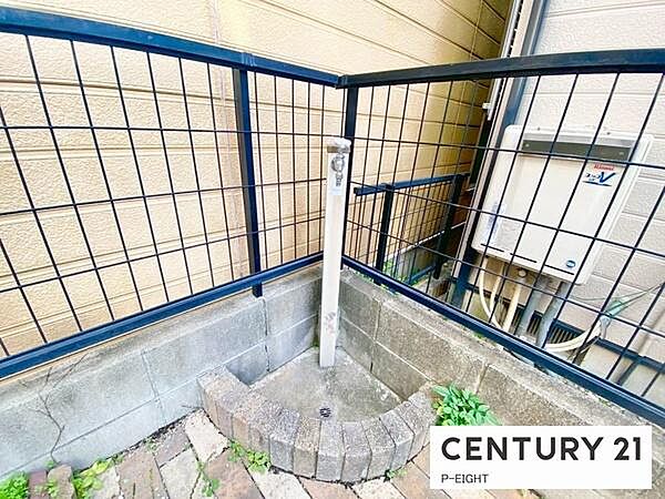 屋外に立水栓があり、洗車や家庭菜園の水やり、ペットを洗う時などに使えます！