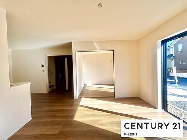 大きな窓から日光が差し込む明るいリビングです！