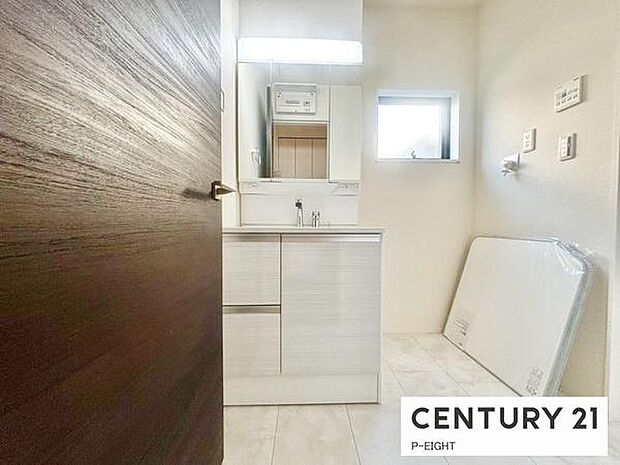 明るい洗面台で身支度ができます！洗濯機を置くスペースもあります！