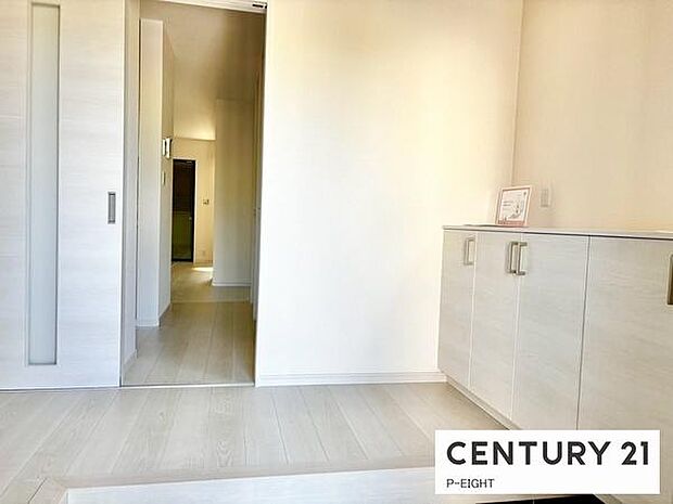 玄関先に収納が多く、家族の靴もきれいにまとまります。