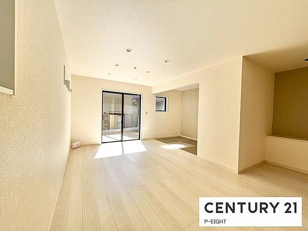 大きな窓から日光が差し込む明るいリビングです!