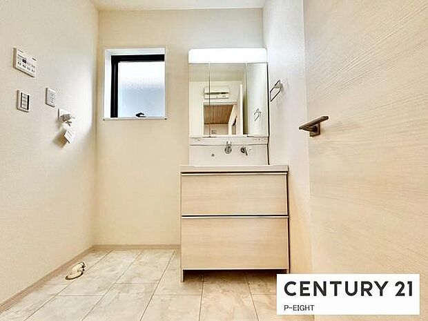 明るい洗面台で身支度ができます!洗濯機を置くスペースもあります!