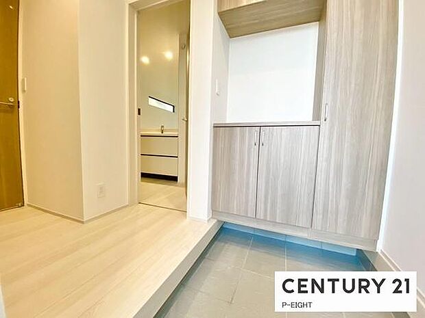 シューズボックス付きの明るい玄関です！