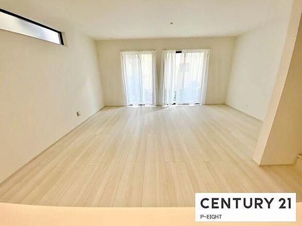 大きな窓のある明るいリビングです!