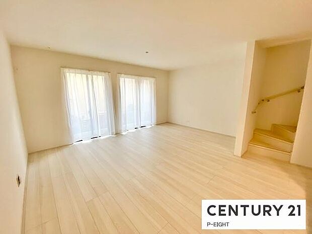 大きな窓から日光が差し込む明るいリビングです!