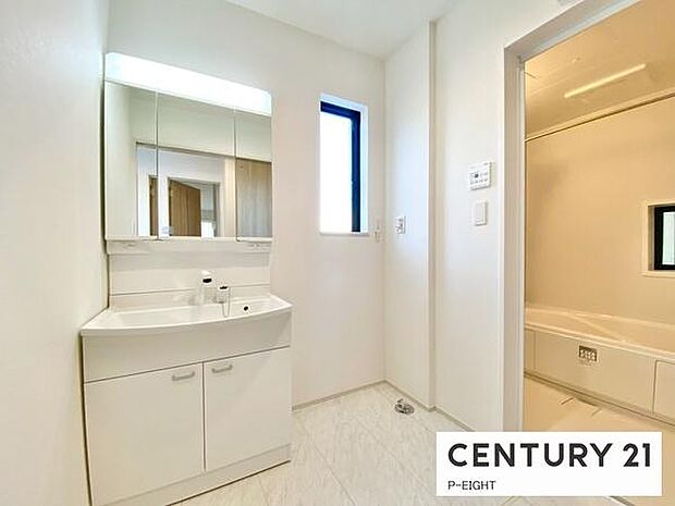 明るい洗面台で身支度ができます!洗濯機を置くスペースもあります!