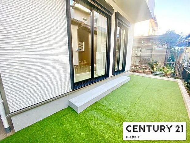 庭が人工芝なので、お子様が遊ぶ時も安心ですね！