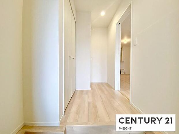 白を基調とした明るい玄関です!