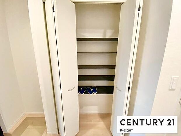 玄関先に収納が多く、家族の靴もきれいにまとまります。