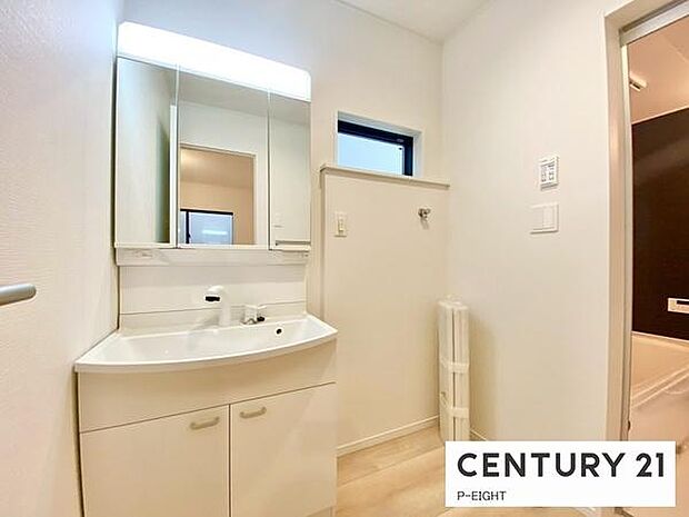 明るい洗面台で身支度ができます!洗濯機を置くスペースもあります!